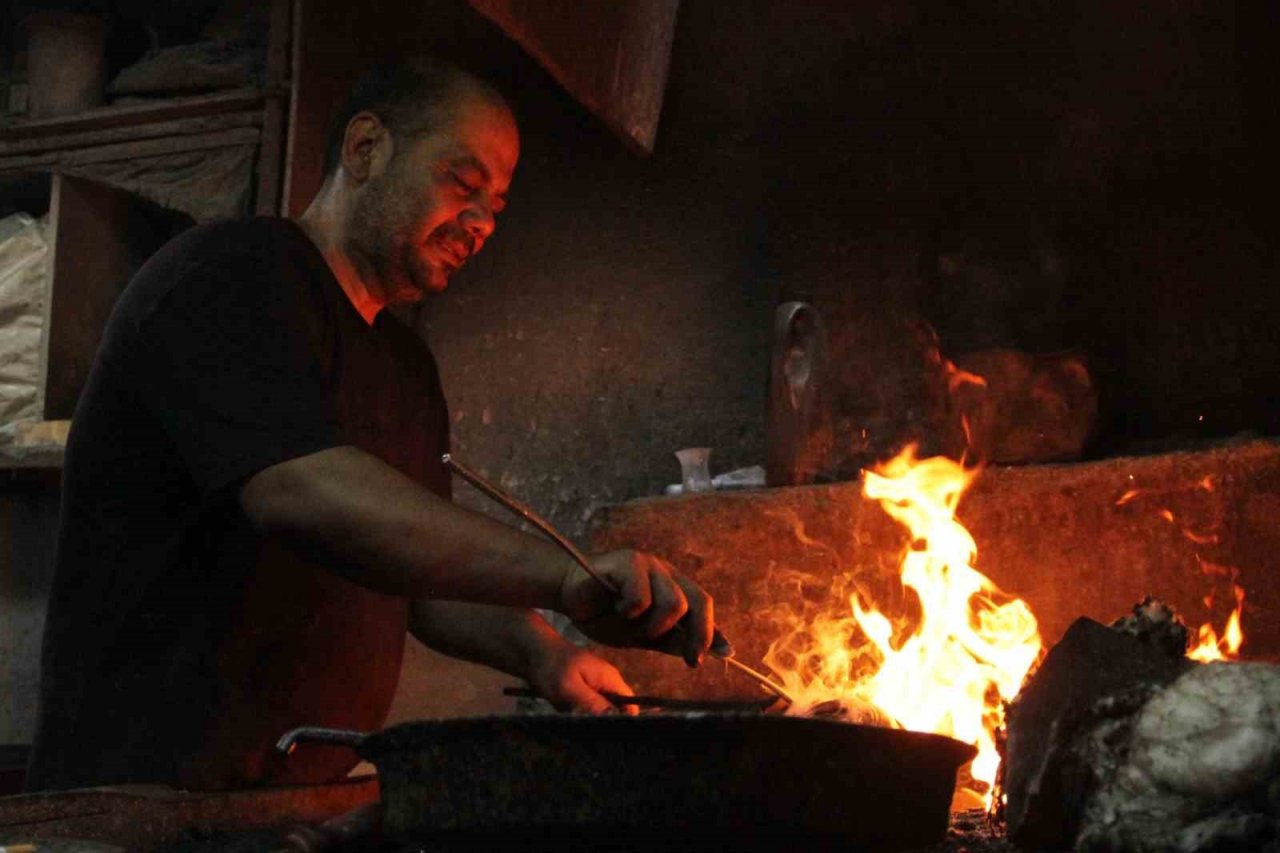 Kalaycı kardeşler, 80 derece sıcaklıkta dede mirası mesleklerine sahip çıkıyor