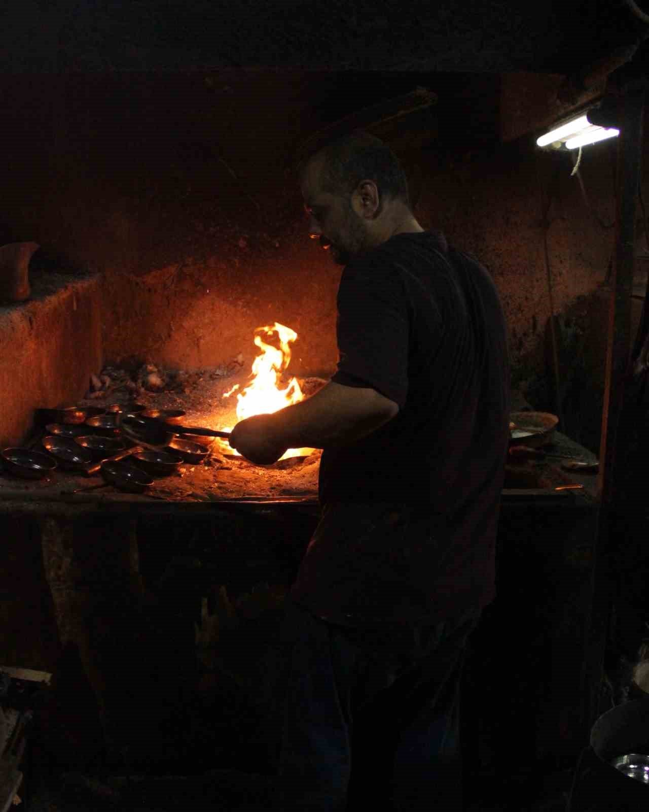 Kalaycı kardeşler, 80 derece sıcaklıkta dede mirası mesleklerine sahip çıkıyor