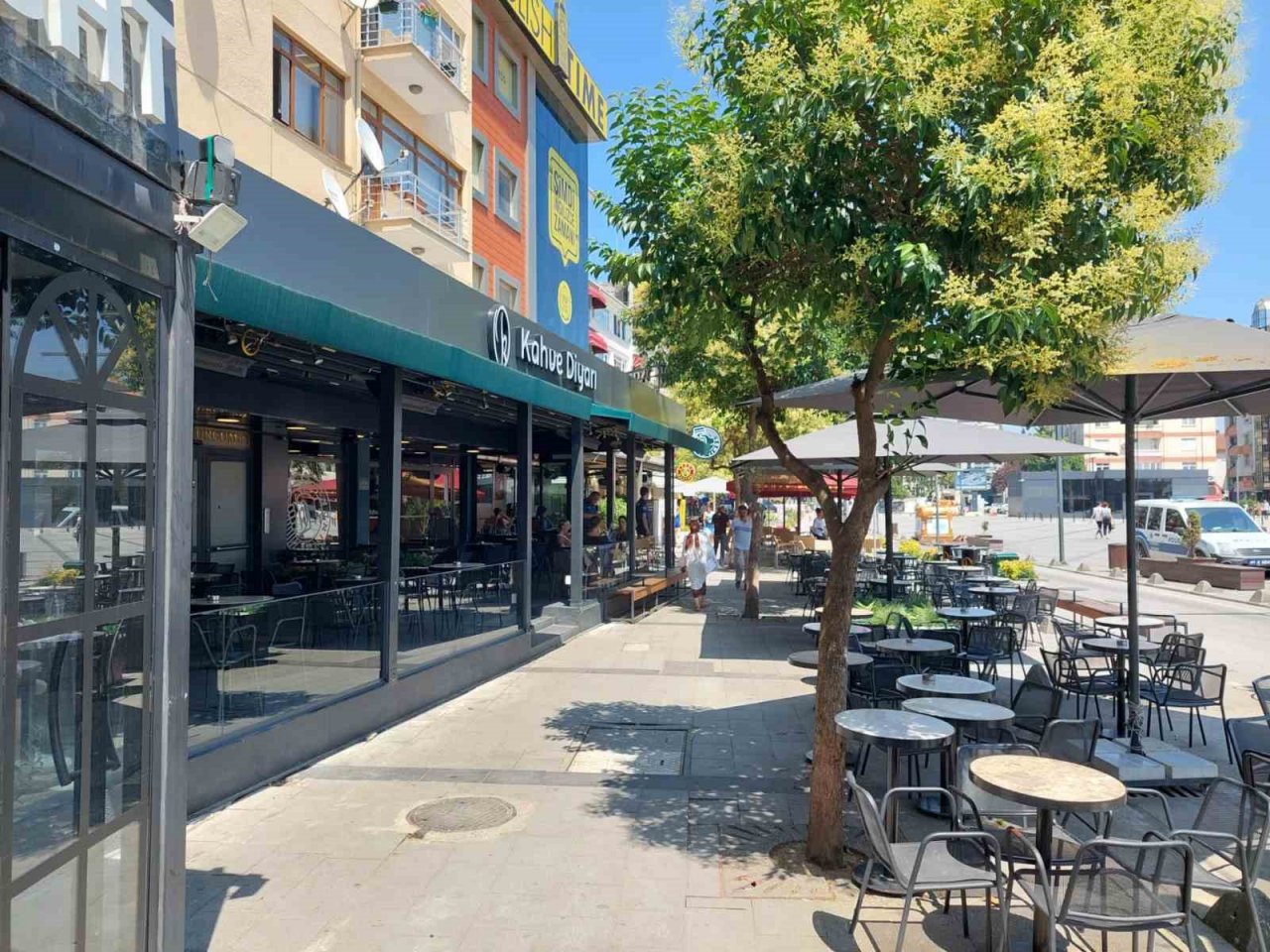 Zabıta ekiplerinden kafelere kaldırım işgali denetimi