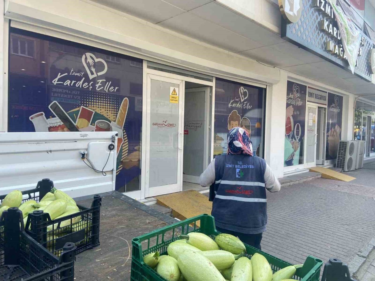 Bu bahçede hasat edilen ürünler vatandaşlara ücretsiz dağıtılıyor