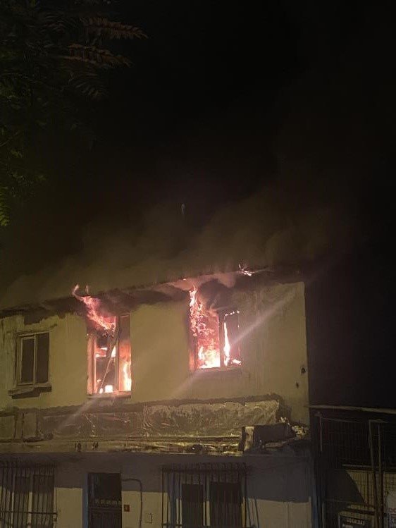 Kağıthane’de 2 katlı metruk bina alev alev yandı