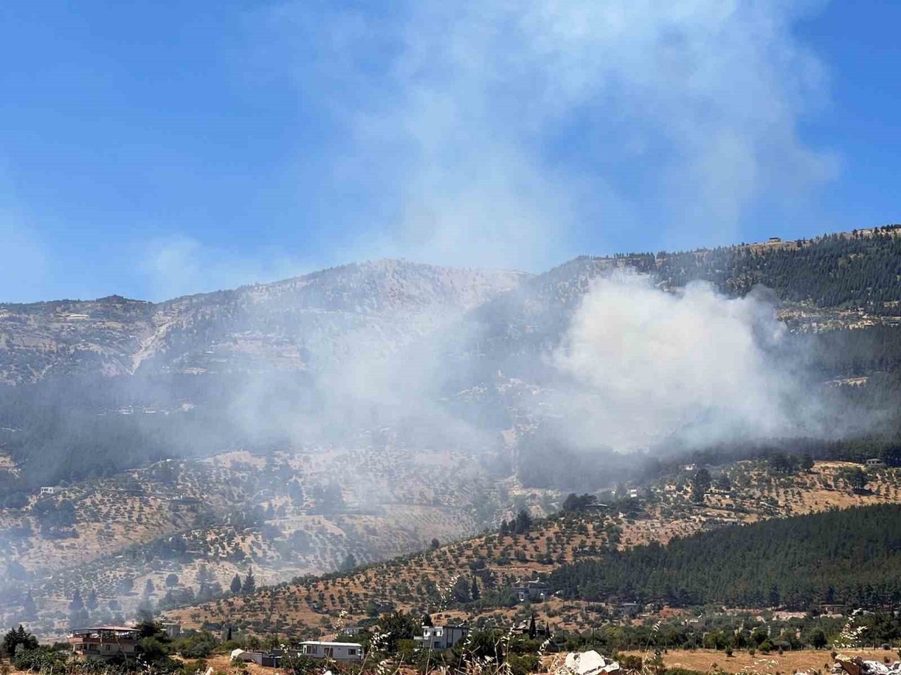 Ahir dağında orman yangını, ekipler müdahaleye başladı
