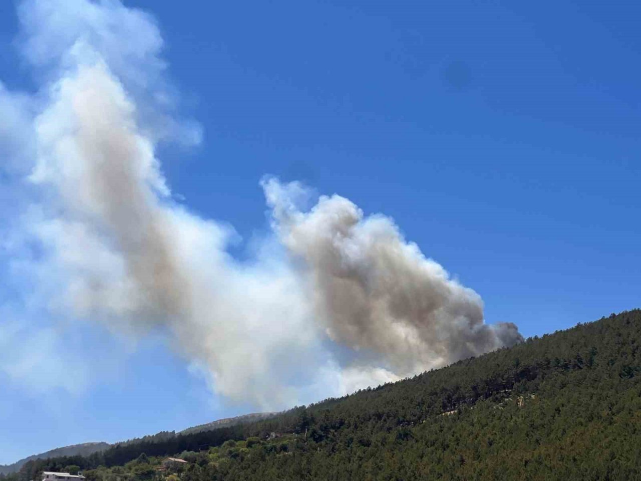 Ahir dağında orman yangını, ekipler müdahaleye başladı