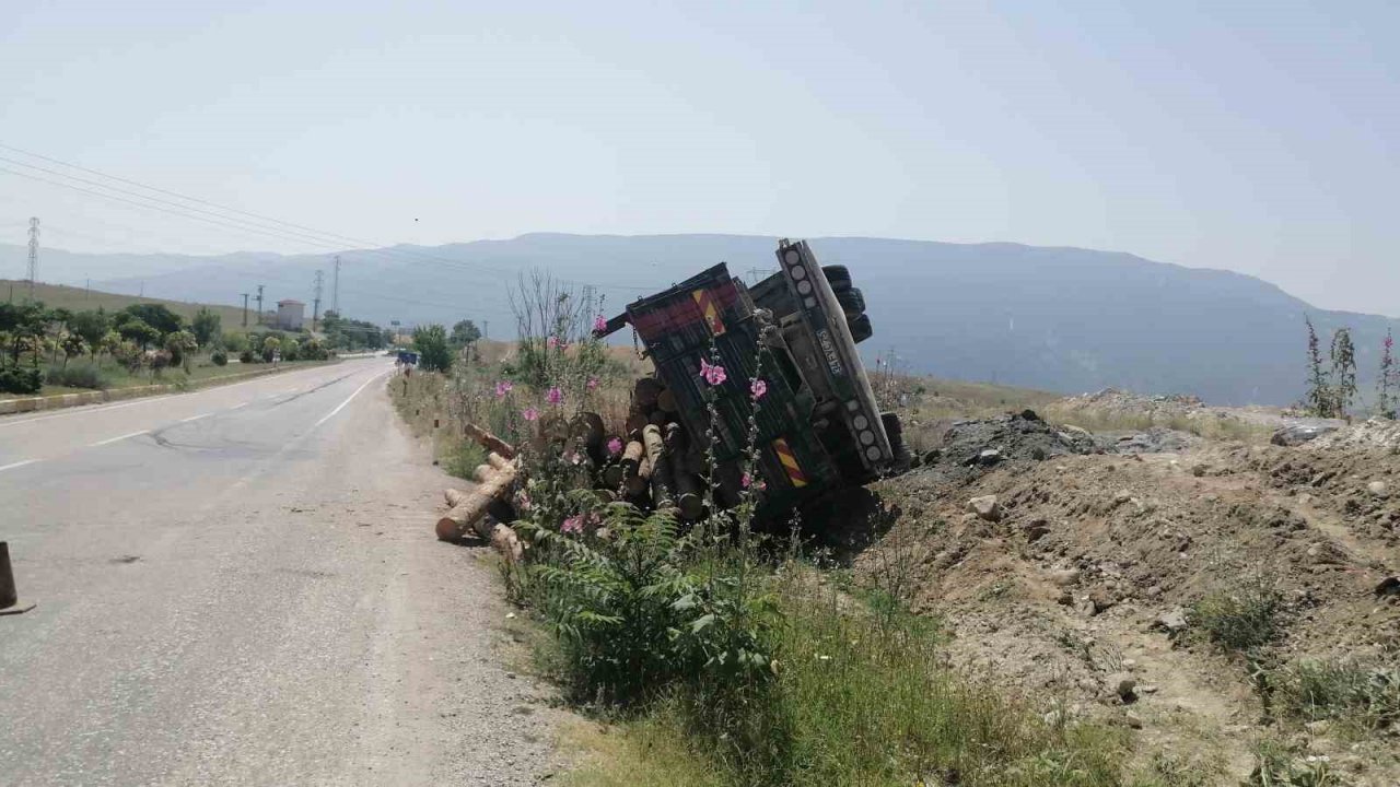 Kavşaktan dönemeyen kamyon devrildi