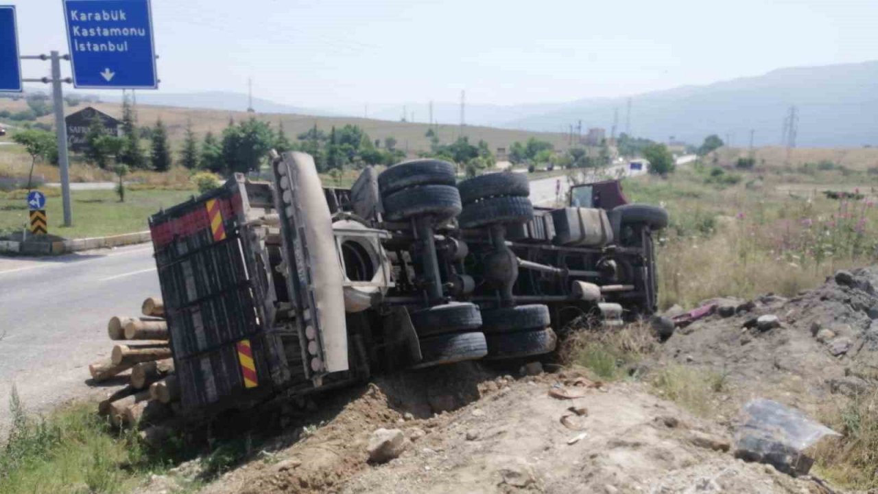 Kavşaktan dönemeyen kamyon devrildi
