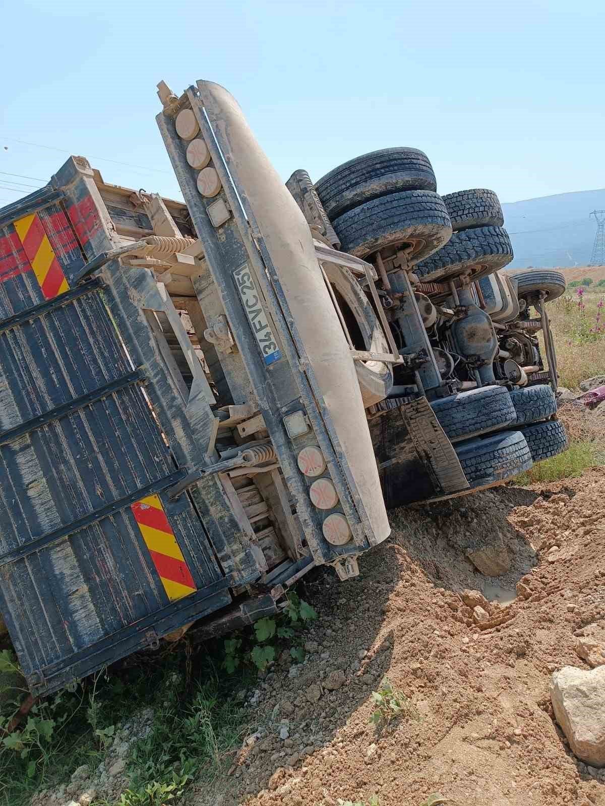 Kavşaktan dönemeyen kamyon devrildi