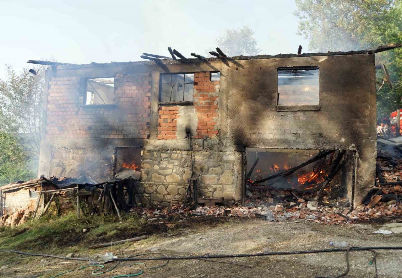 Traktörde çıkan yangında iki katlı ev kül etti