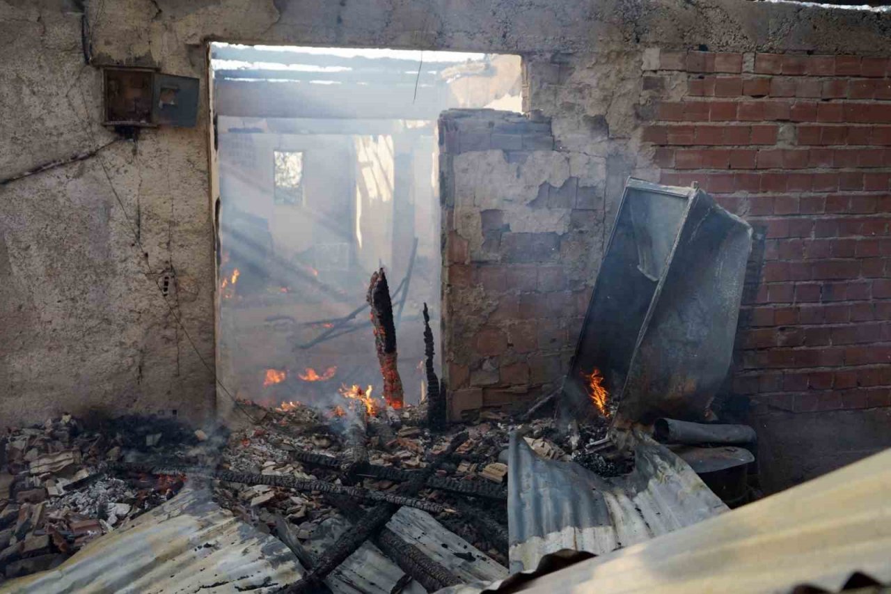 Traktörde çıkan yangında iki katlı ev kül etti