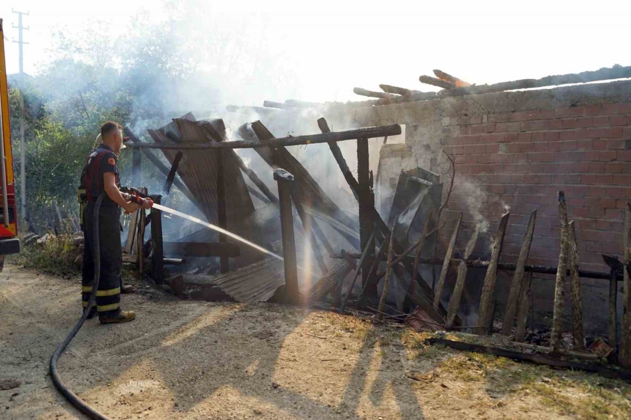 Traktörde çıkan yangında iki katlı ev kül etti