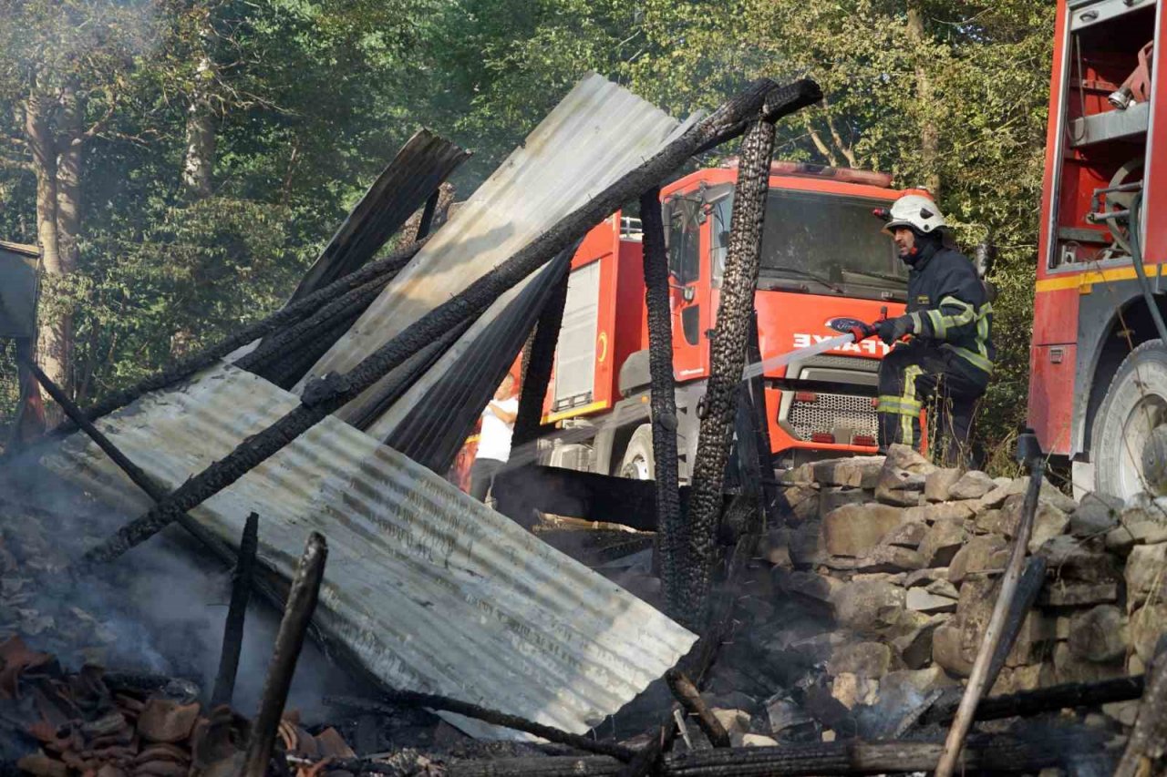 Traktörde çıkan yangında iki katlı ev kül etti