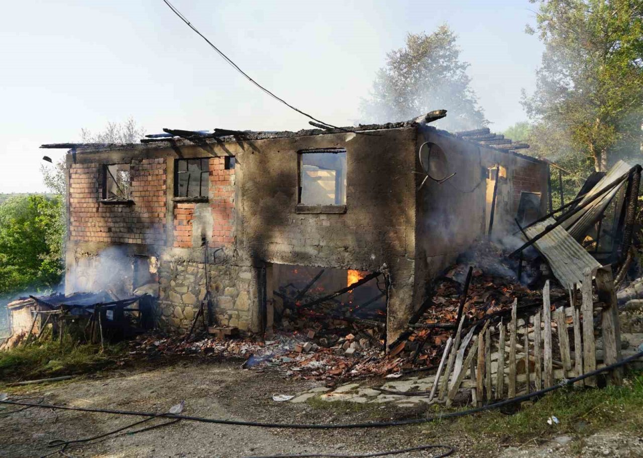 Traktörde çıkan yangında iki katlı ev kül etti