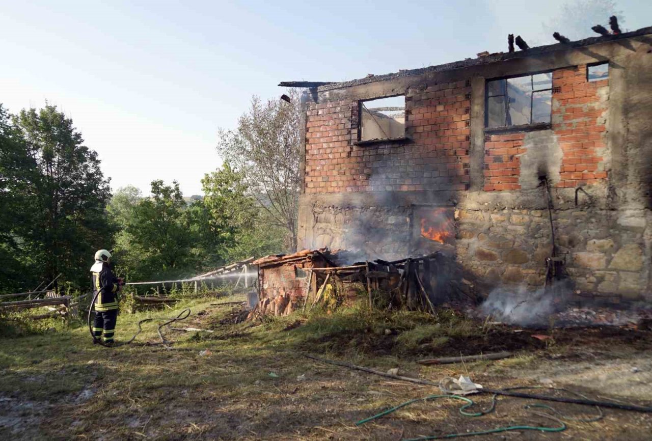 Traktörde çıkan yangında iki katlı ev kül etti