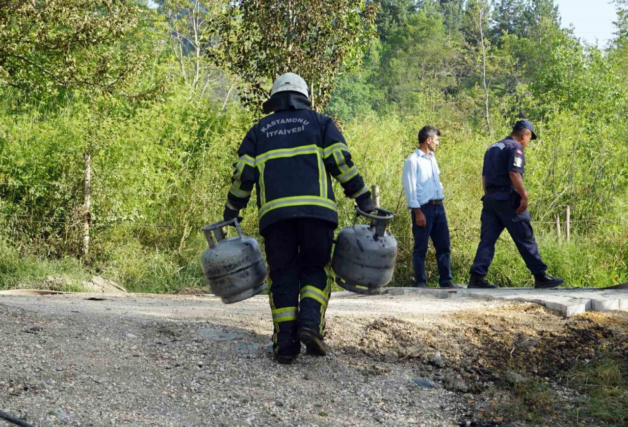 Traktörde çıkan yangında iki katlı ev kül etti