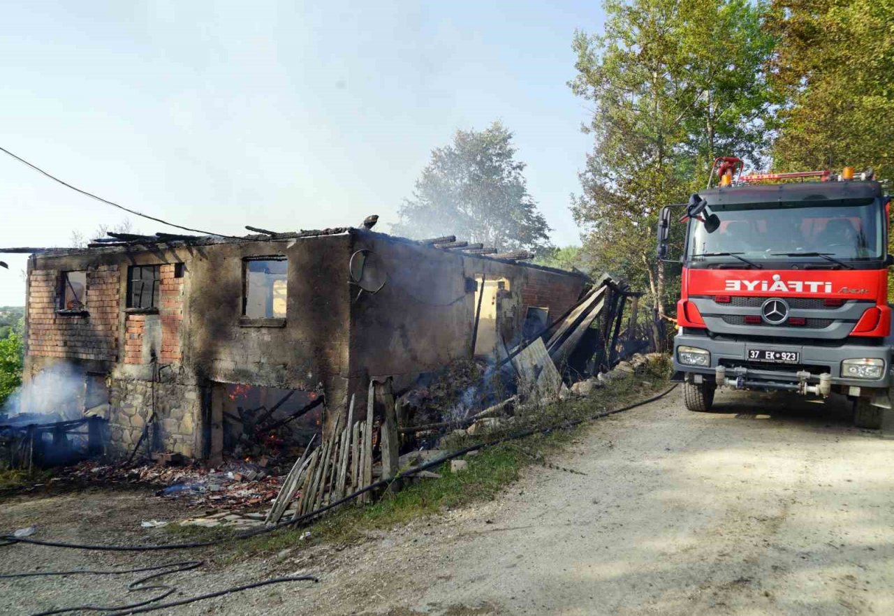 Traktörde çıkan yangında iki katlı ev kül etti