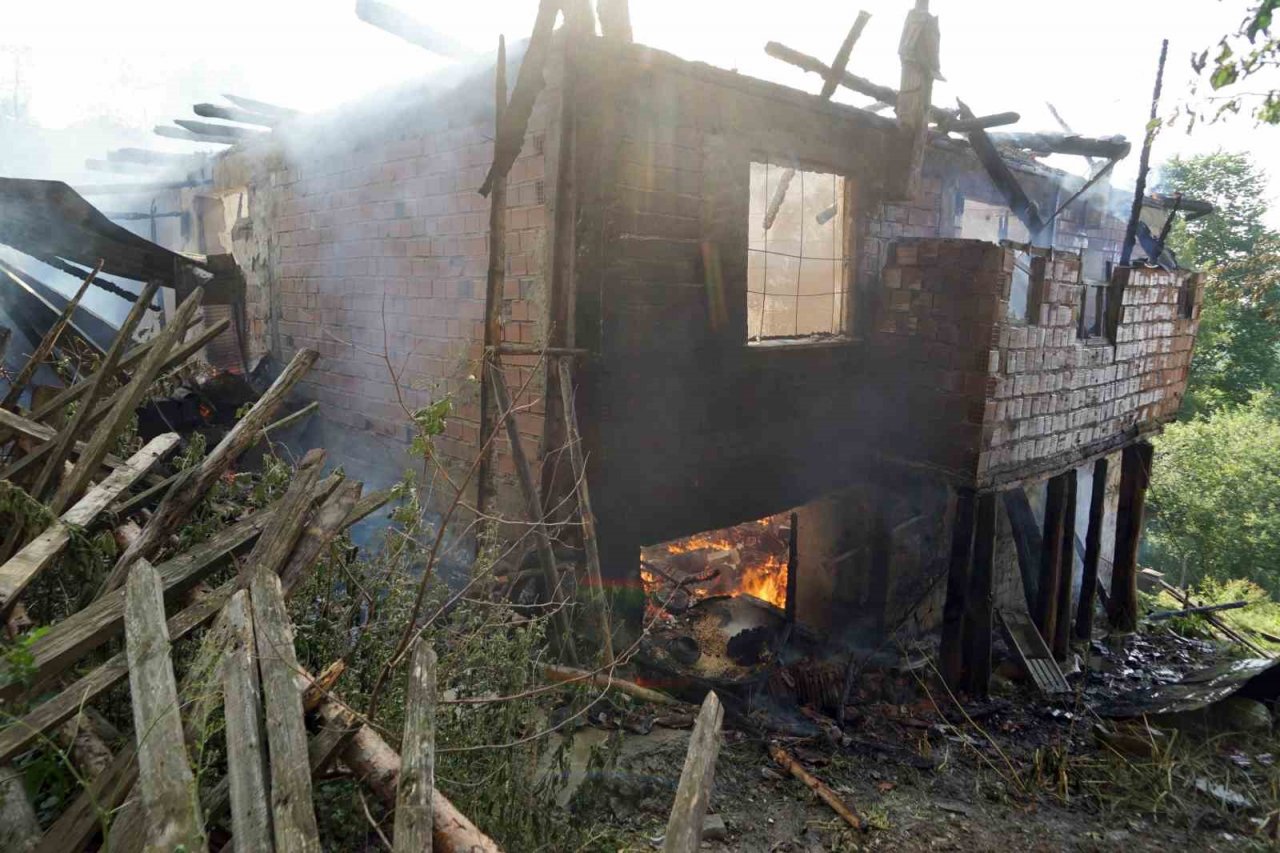 Traktörde çıkan yangında iki katlı ev kül etti