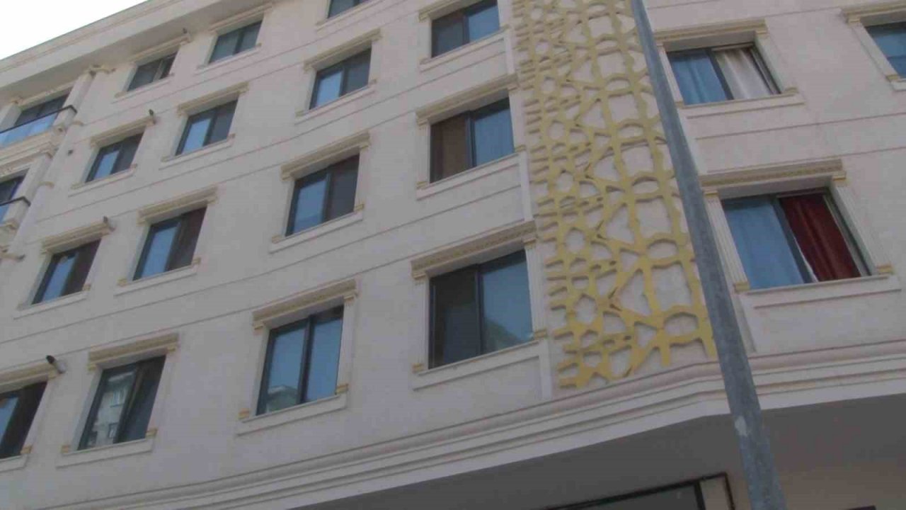 Maltepe’de kira zammında anlaşamayan ev sahibi bina girişine yazı astı