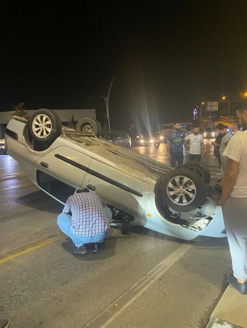 Aydınlatma direğine çarpan otomobil takla attı: O anlar kamerada