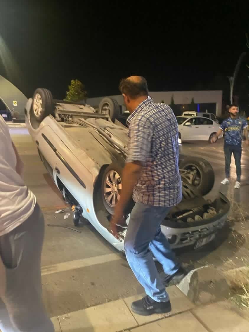 Aydınlatma direğine çarpan otomobil takla attı: O anlar kamerada