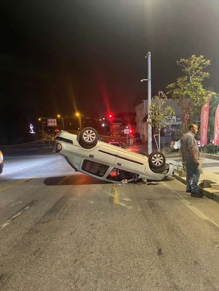 Aydınlatma direğine çarpan otomobil takla attı: O anlar kamerada