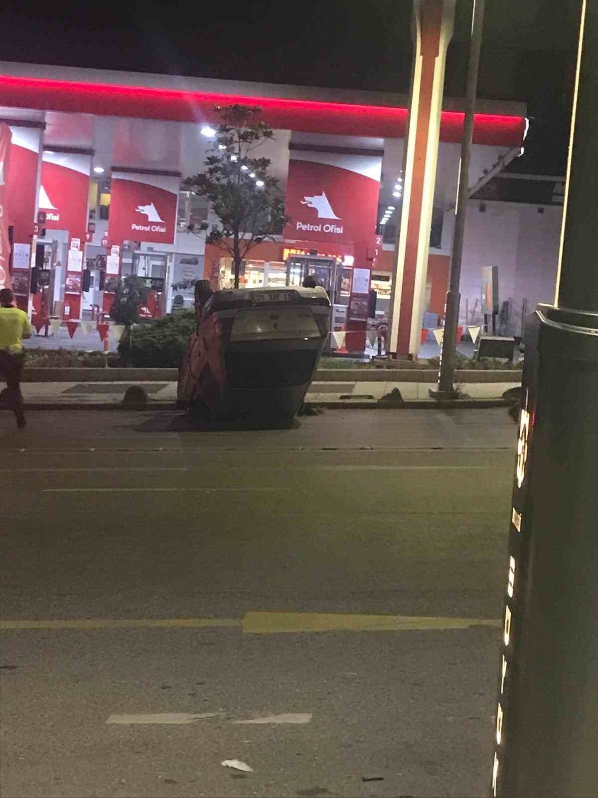 Aydınlatma direğine çarpan otomobil takla attı: O anlar kamerada