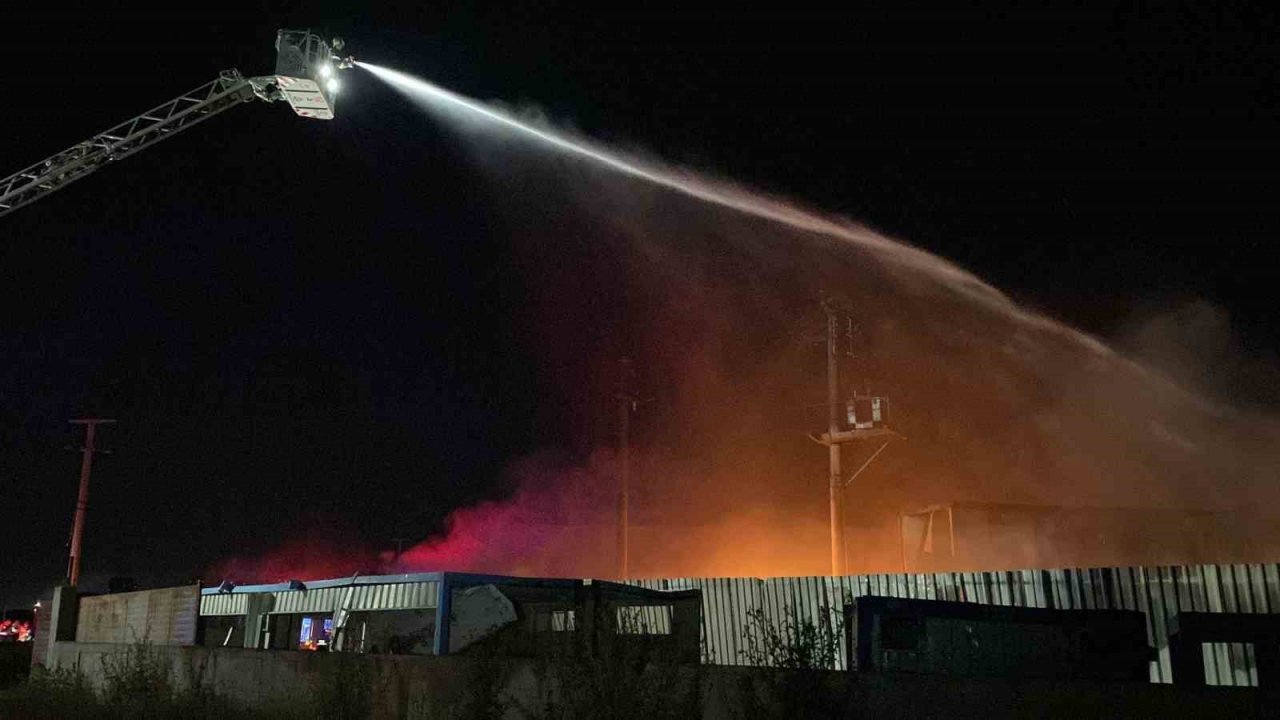 Kocaeli’de geri dönüşüm fabrikasında yangın