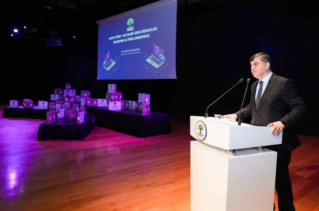 LGS’de başarılı olan öğrenciler dizüstü bilgisayar ile ödüllendirildi