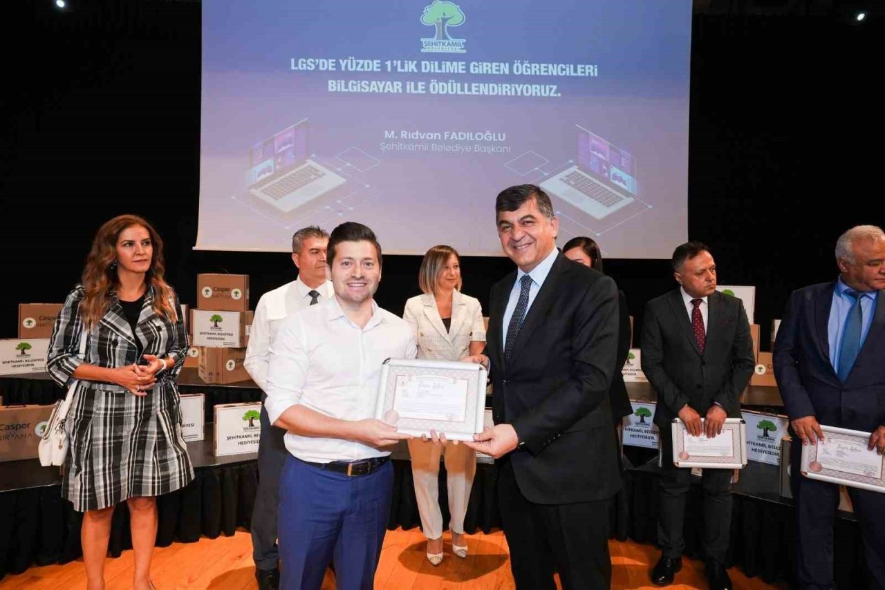 LGS’de başarılı olan öğrenciler dizüstü bilgisayar ile ödüllendirildi