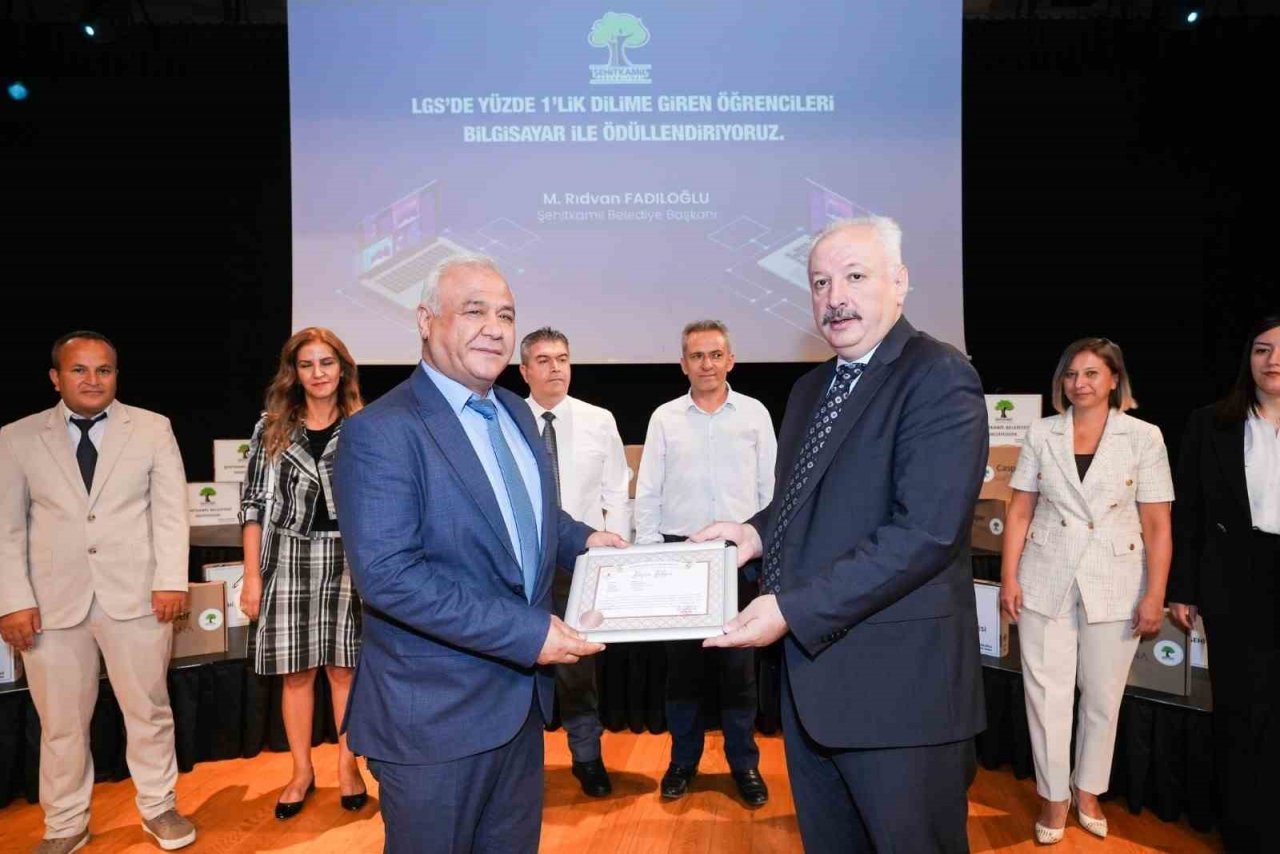 LGS’de başarılı olan öğrenciler dizüstü bilgisayar ile ödüllendirildi