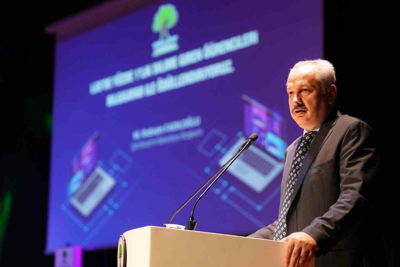 LGS’de başarılı olan öğrenciler dizüstü bilgisayar ile ödüllendirildi