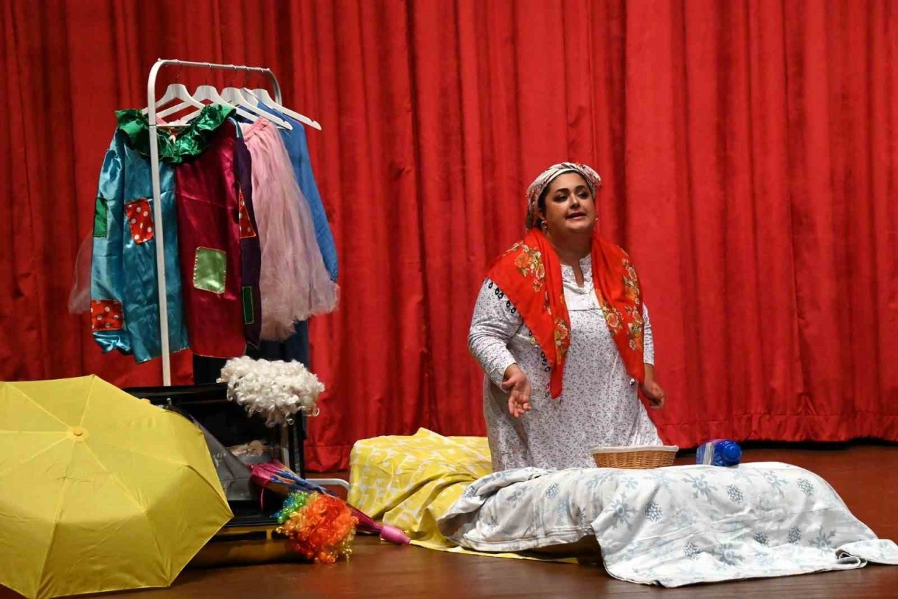 Manavgat’ta tiyatroya yoğun ilgi