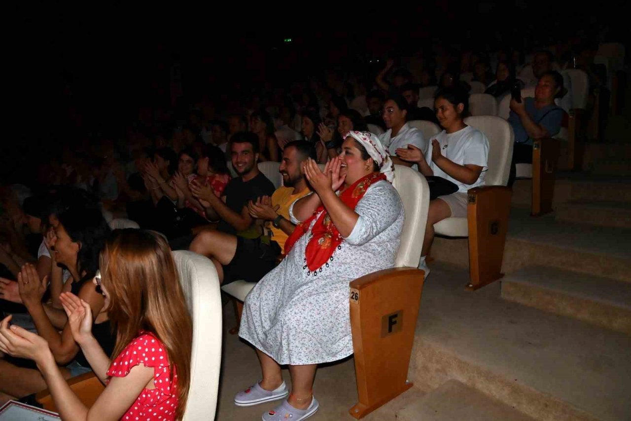 Manavgat’ta tiyatroya yoğun ilgi