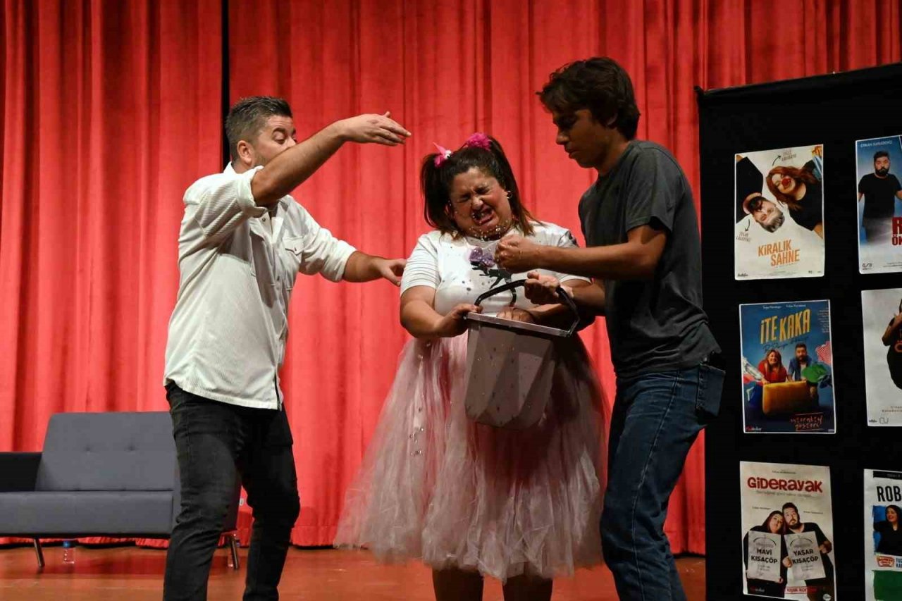 Manavgat’ta tiyatroya yoğun ilgi