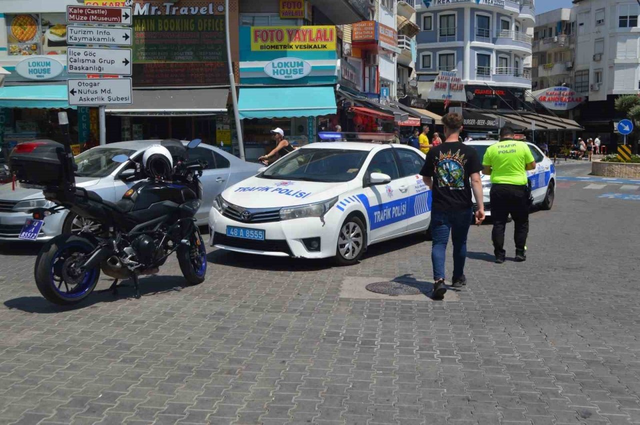 Marmaris’te polisler hem kask denetimi yaptılar hem şapka dağıttılar