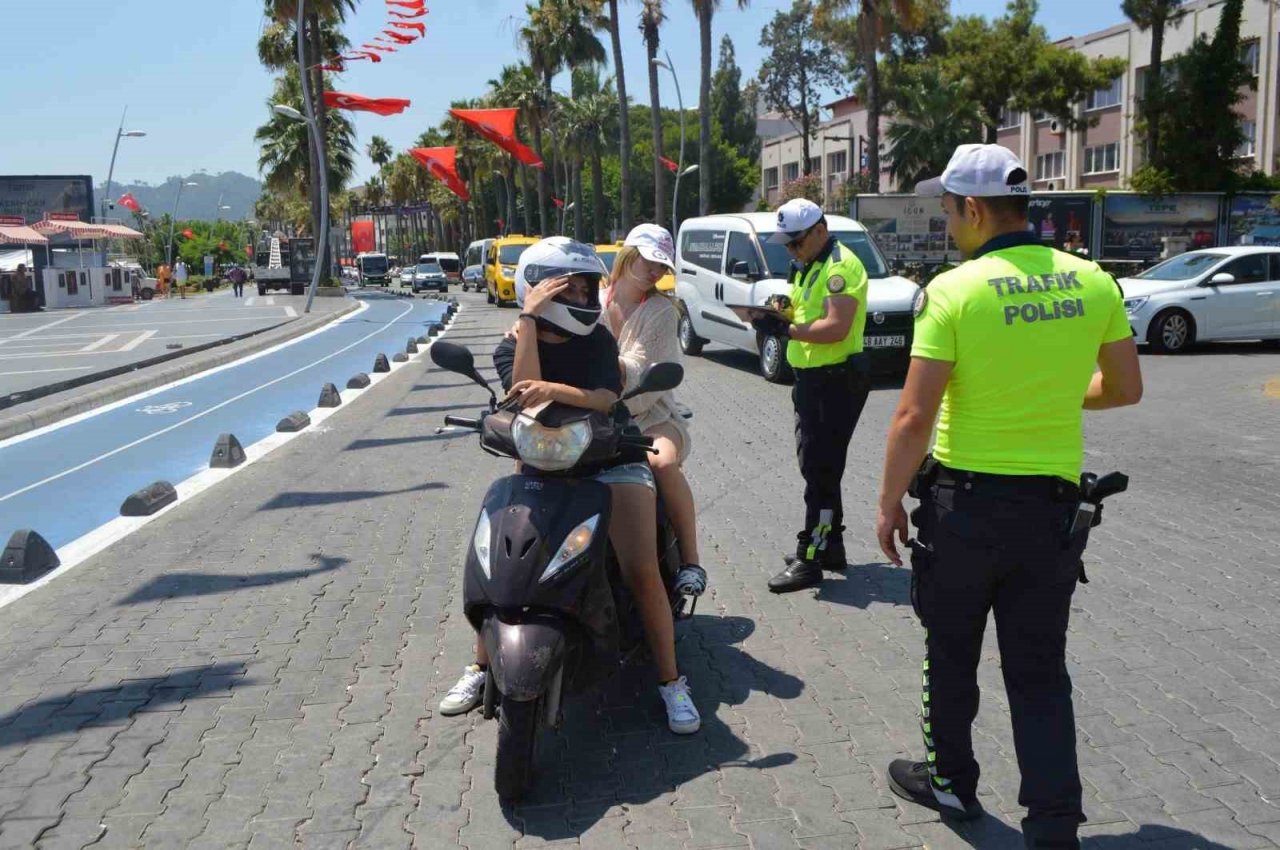 Marmaris’te polisler hem kask denetimi yaptılar hem şapka dağıttılar