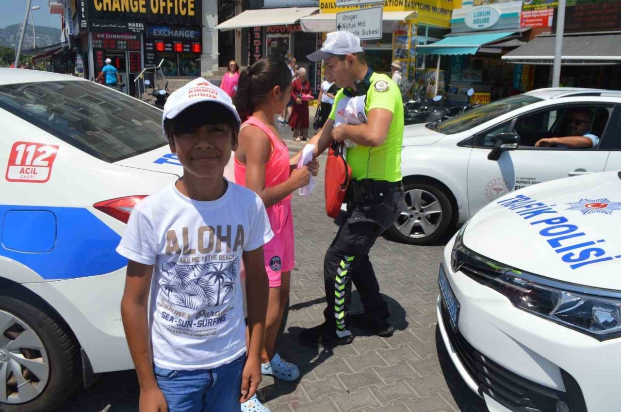 Marmaris’te polisler hem kask denetimi yaptılar hem şapka dağıttılar