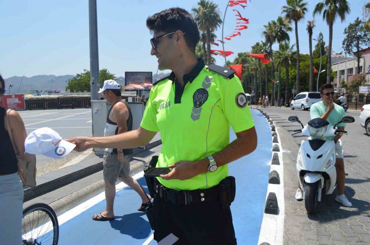 Marmaris’te polisler hem kask denetimi yaptılar hem şapka dağıttılar