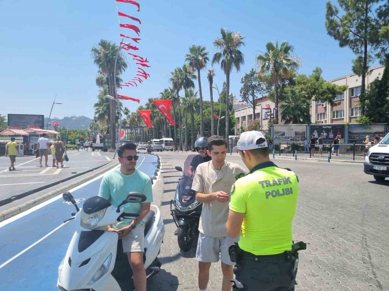 Marmaris’te polisler hem kask denetimi yaptılar hem şapka dağıttılar