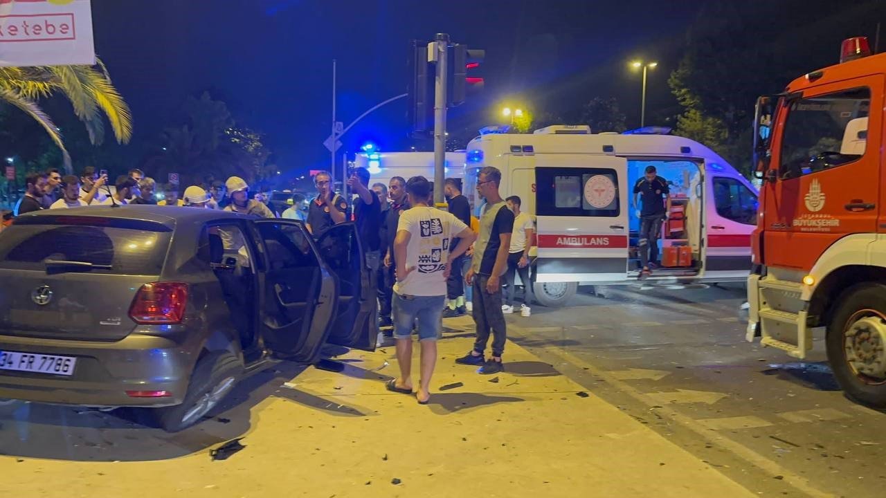 Maltepe’de aşırı hız yaptı, İSPARK’tan çıkan araca çarptı: 5 yaralı
