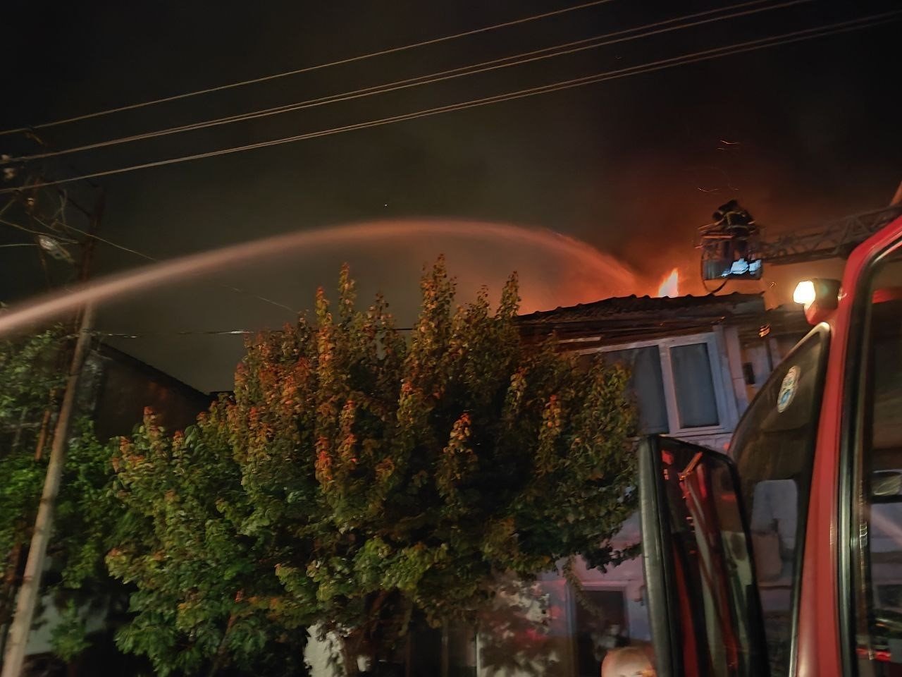 Suluova’da iki katlı ev alevlere teslim oldu