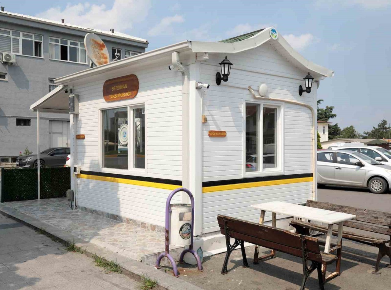 Sakarya’da taksi durakları yeni görünümüne kavuşmaya başladı