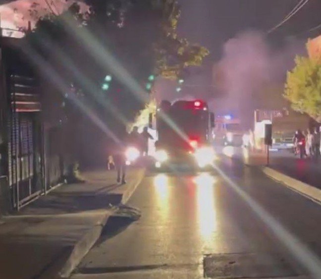 Sultangazi’de elektrik kabloları havai fişek gibi patladı: Mahalleli karanlığa gömüldü