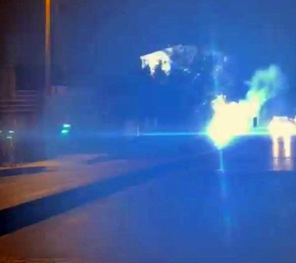 Sultangazi’de elektrik kabloları havai fişek gibi patladı: Mahalleli karanlığa gömüldü