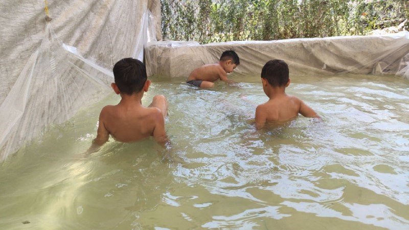 Sıcaktan bunalan çocuklar için bahçesine minyatür havuz yaptı