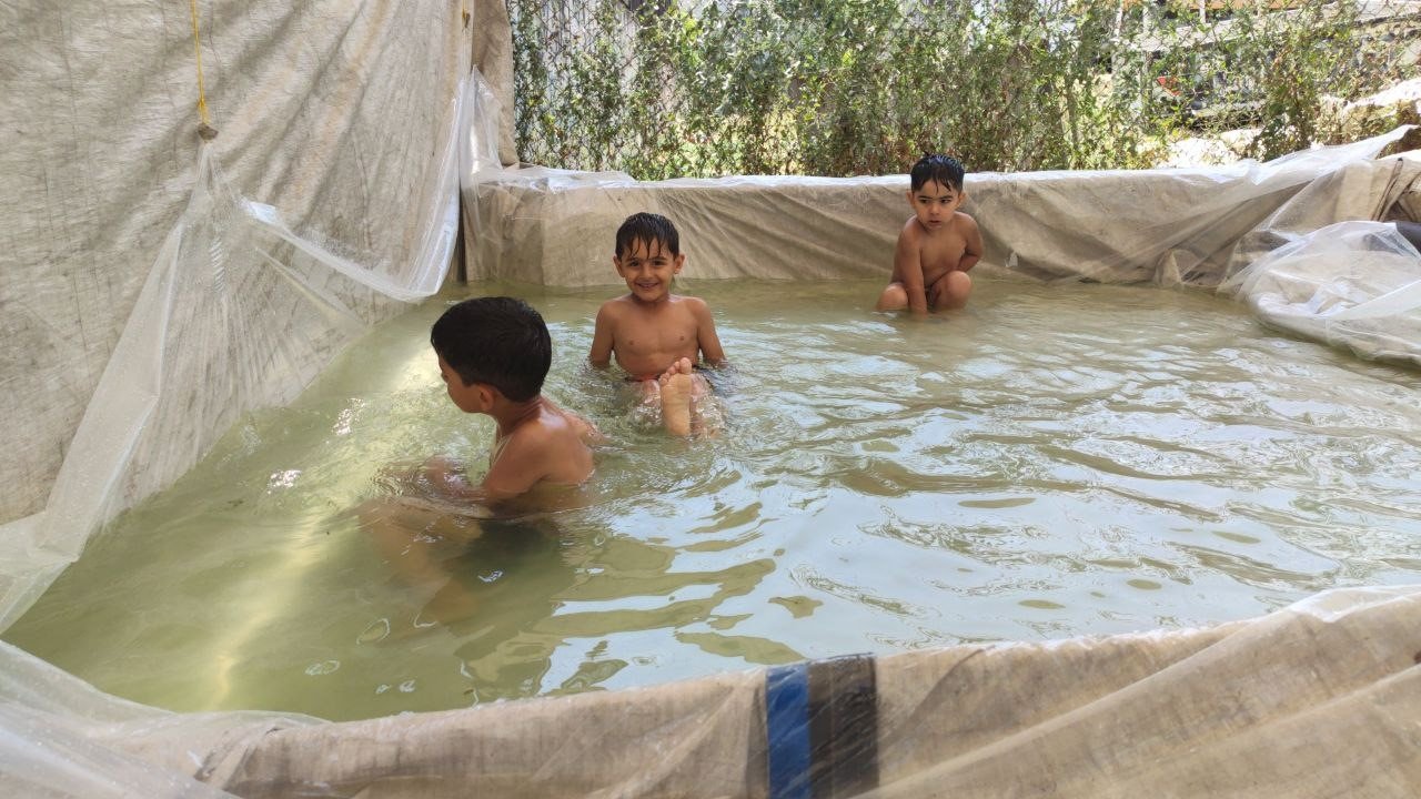 Sıcaktan bunalan çocuklar için bahçesine minyatür havuz yaptı