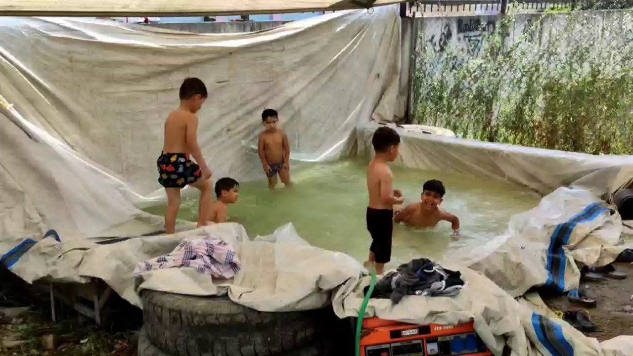 Sıcaktan bunalan çocuklar için bahçesine minyatür havuz yaptı