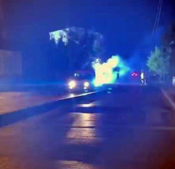 Sultangazi’de elektrik kabloları havai fişek gibi patladı: Mahalleli karanlığa gömüldü