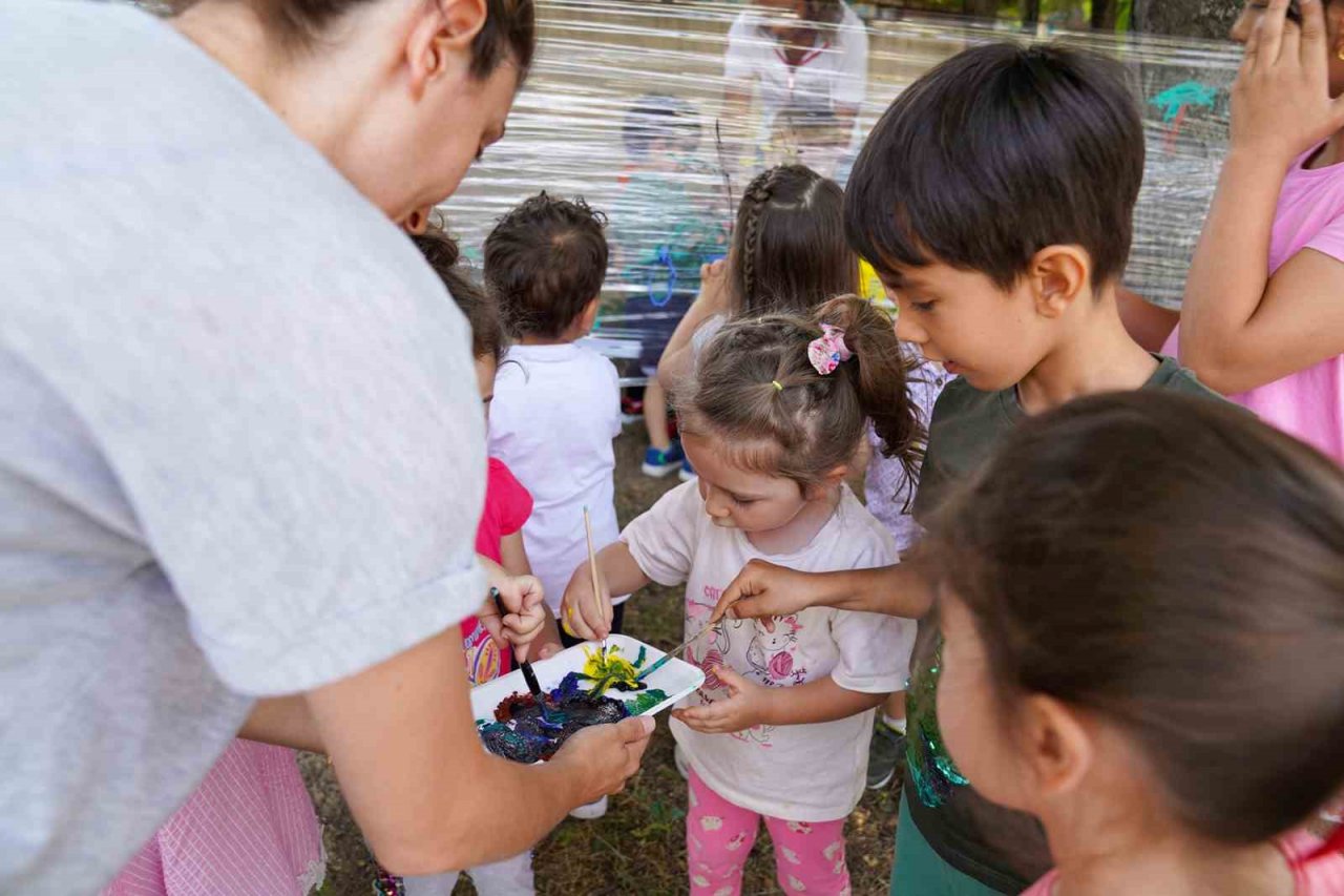 Oyunlarla hem öğreniyor, hem keşfetmenin keyfini yaşıyor hem de arkadaşlarıyla sosyalleşiyorlar