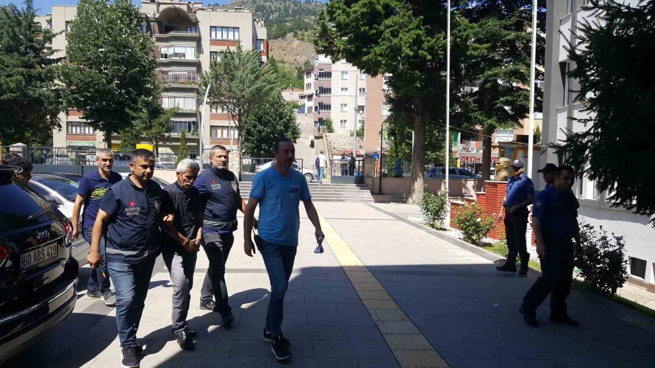 "Kendi kendini bıçakladı" dediler, çıkarıldıkları mahkemece tutuklandılar