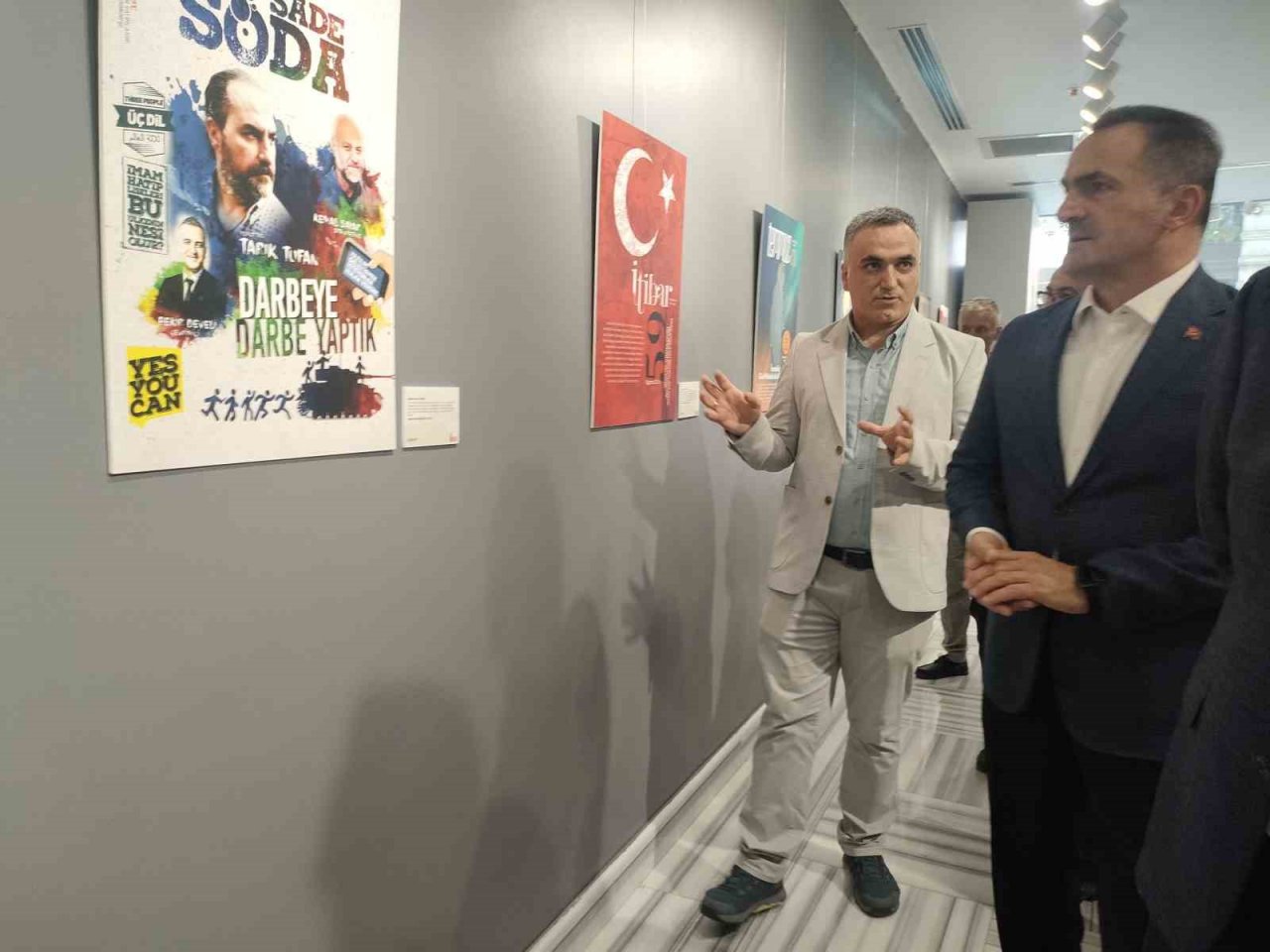 İstiklal Caddesi’nde ’15 Temmuz Dergi Kapakları Sergisi’ açıldı