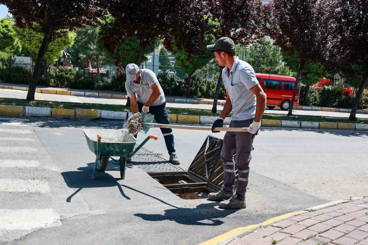 Uşak Belediyesi alt yapı çalışmalarına devam ediyor